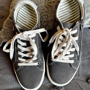 Taos Z Soul Womens 8.5 Graphite Distressed Lace Up Sneakers Like New